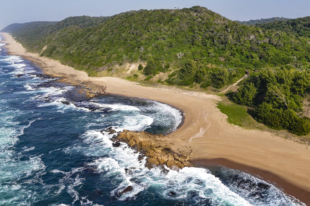 Makakatana Bay Lodge strand 002.webp