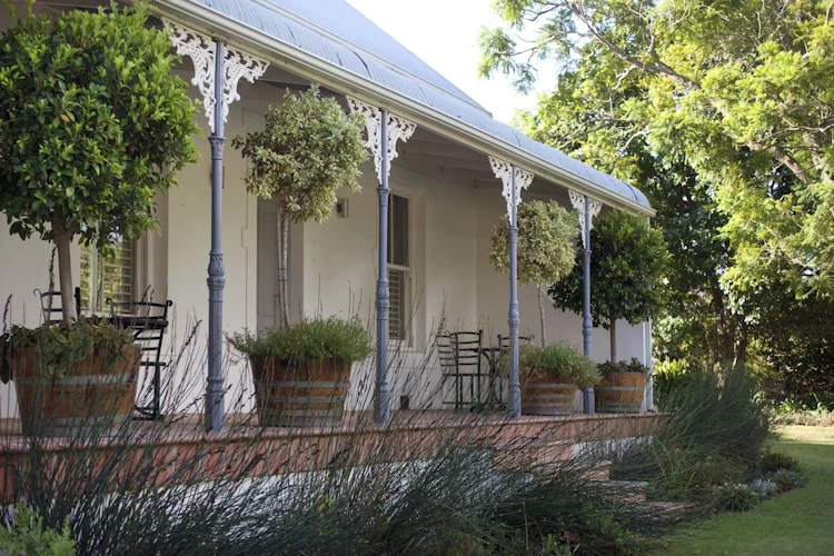 Klein Welmoed Luxury Guest House zitjes buiten.webp