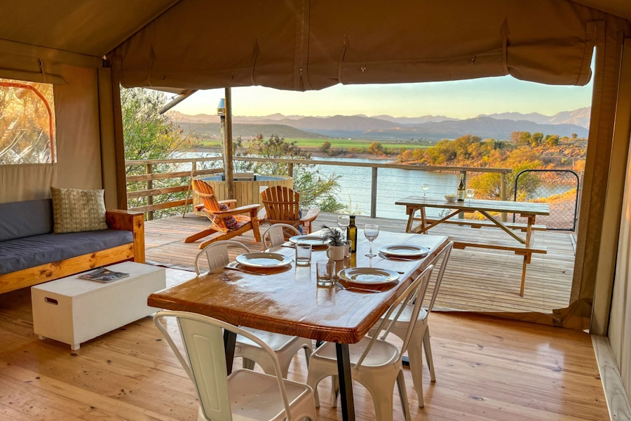 AfriCamps Klein Karoo tent eettafel binnen 001.webp