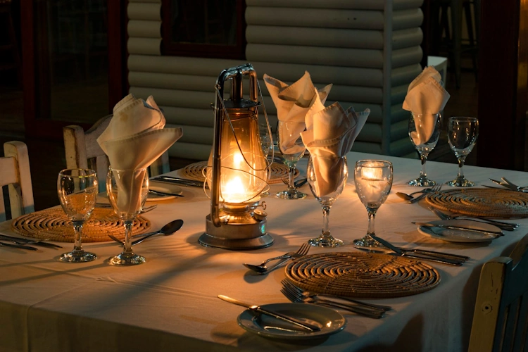 Hluhluwe River Lodge buiten eten.webp