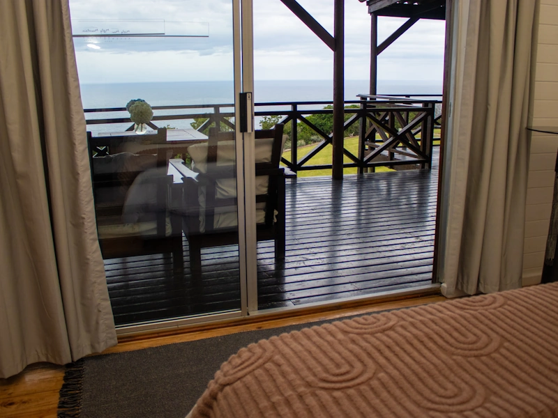 Misty Mountain Reserve Ocean View Family Lodge slaapkamer uitzicht naar buiten.webp