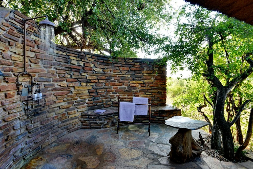 Motswiri Private Safari douche buiten.webp