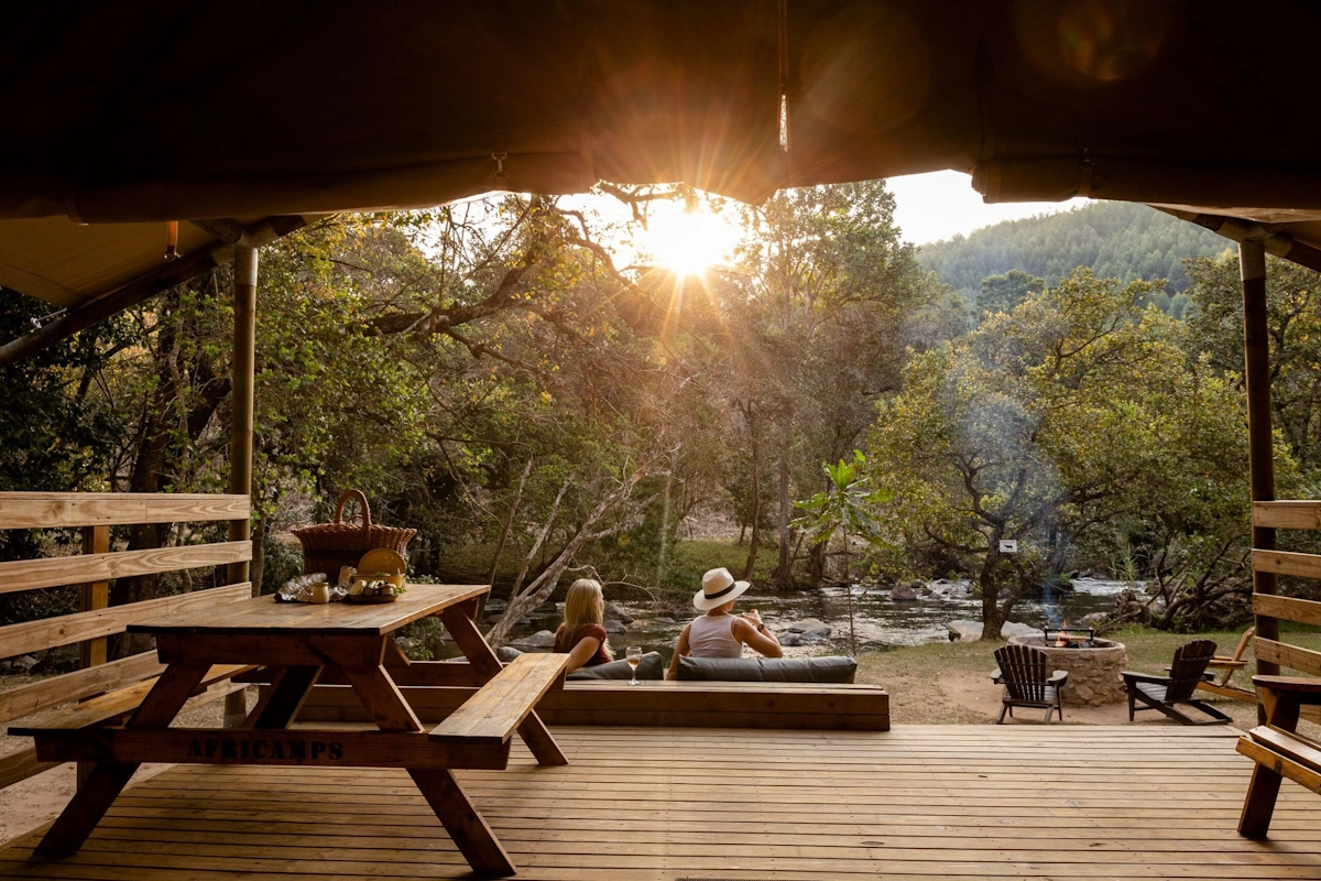 AfriCamps at Mackers uitzicht vanuit tent op de rivier 001.webp