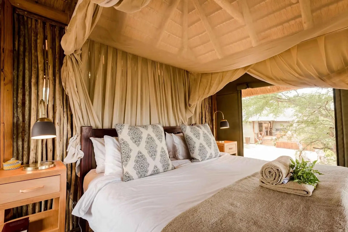 nThambo Tree Camp chalet van binnen 001.webp
