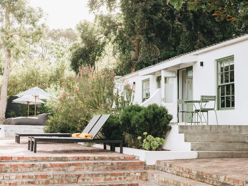 Mooibaai Cottages ligbedden buiten.webp