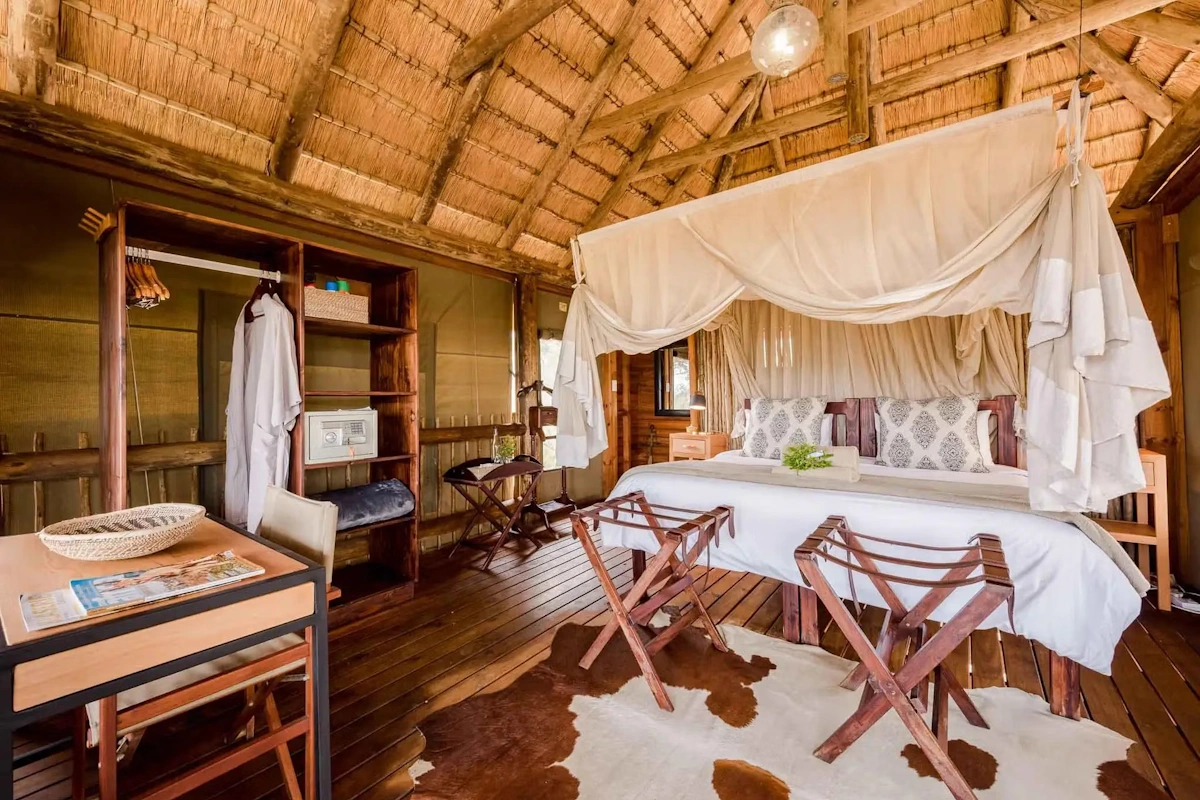 nThambo Tree Camp chalet van binnen 002.webp