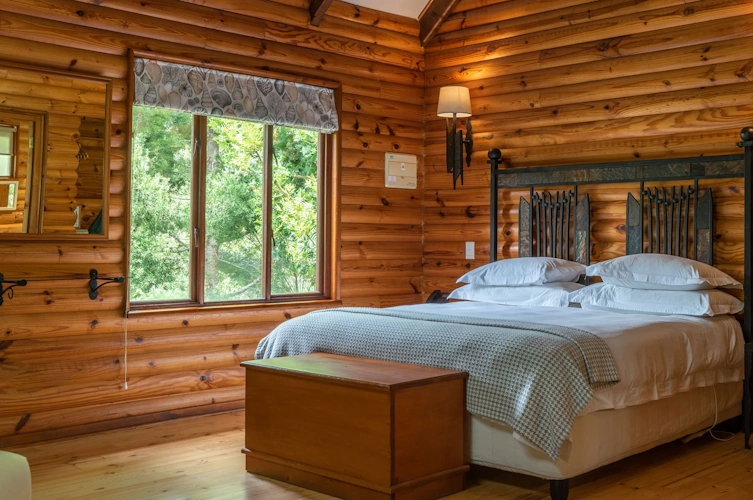 The Fernery Lodge and Spa cabin slaapkamer 001.webp