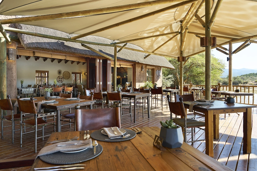 Buffelsdrift Game Lodge restaurant buiten 001.webp
