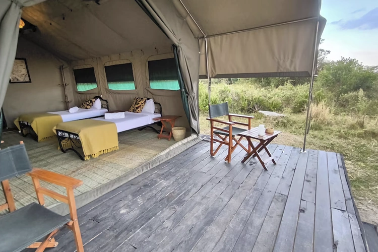 Kananga Julia’s River Camp tent terras buiten.webp