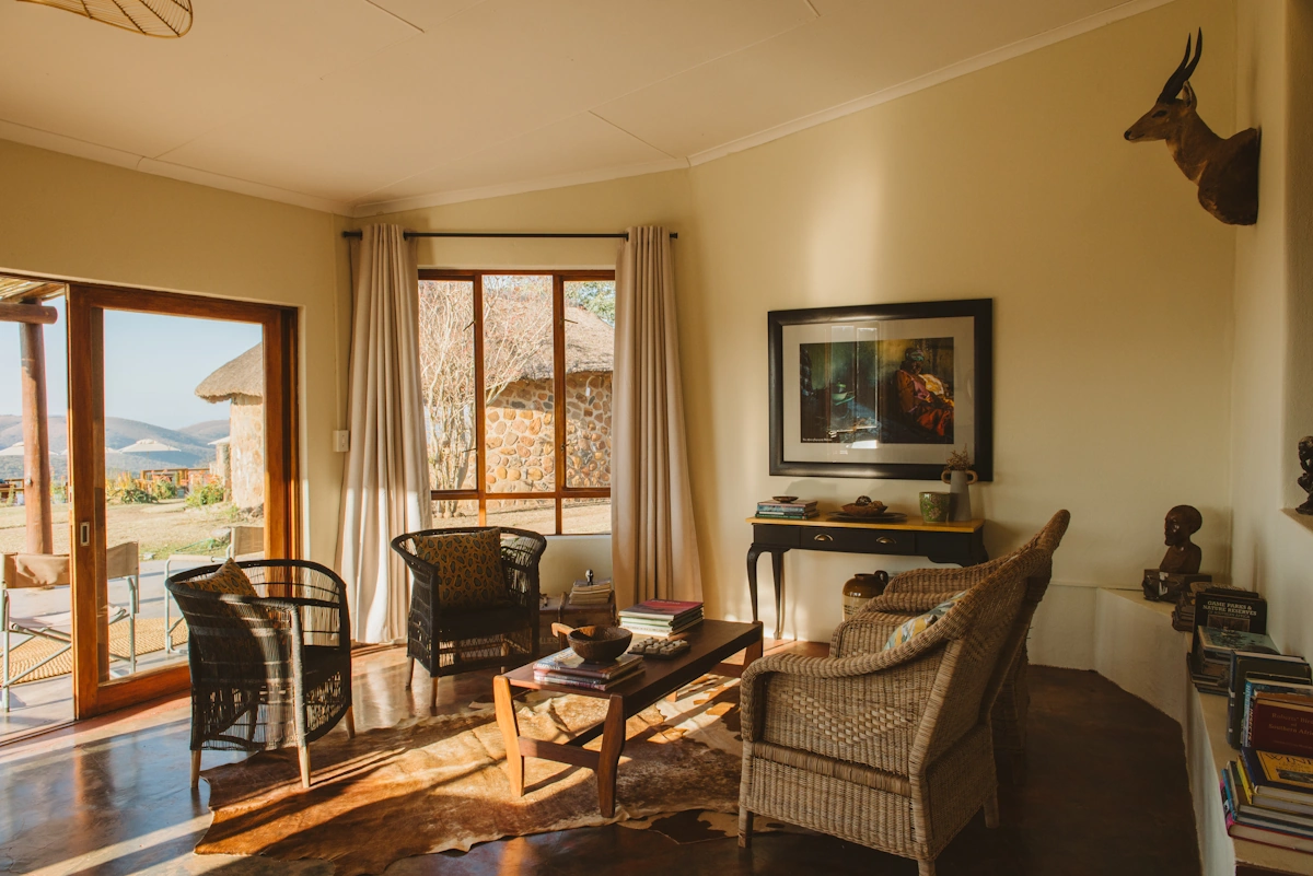 Makongo Hills Lodge lounge 001.webp