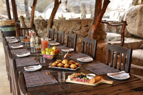 camp amalinda eettafel.jpg