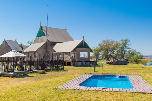 chobe river camp zwembad.jpg