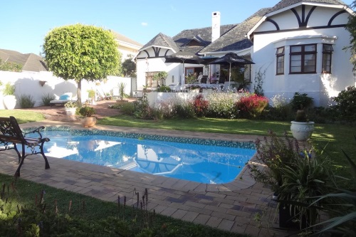 walker bay manor tuin met zwembad.jpg