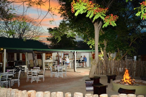 wild dogs safari lodge buiten.jpg