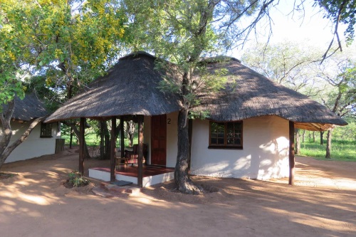 wild dogs safari lodge chalet buitenkant.jpg