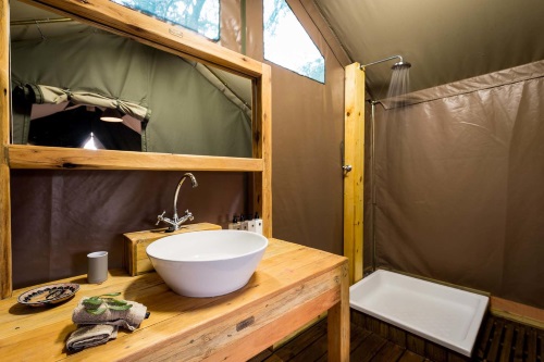 rukiya safari camp badkamer.jpg