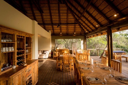 rukiya safari camp eetruimte.jpg