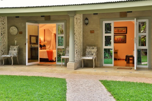bayete guest lodge terrasje bij kamer.jpg