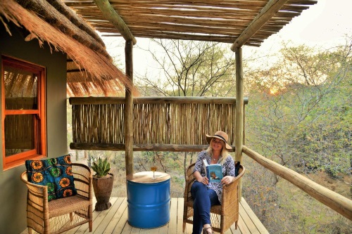 chobe bakwena lodge chalet zitje buiten.jpg