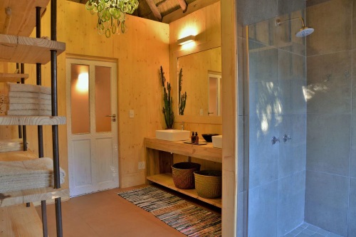 chobe bakwena lodge badkamer.jpg
