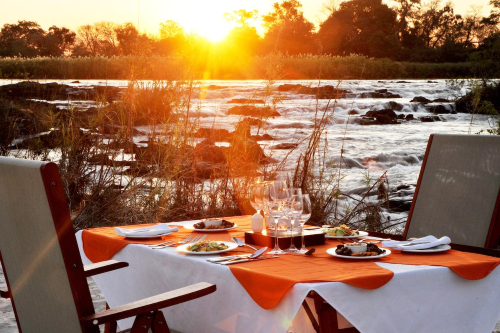 divava okovango lodge dineren aan het water.png
