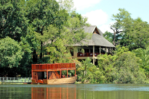 divava okovango lodge vanaf het water.png