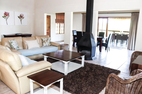 oak tree lodge at the old hatchery woonkamer.png