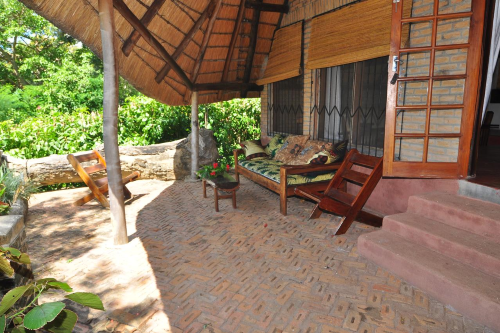 ngala beach lodge patio bij chalet.png