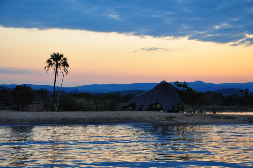 ngala beach lodge uitzicht vanaf water.png