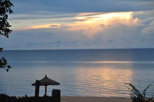 ngala beach lodge uitzicht lake malawi.png
