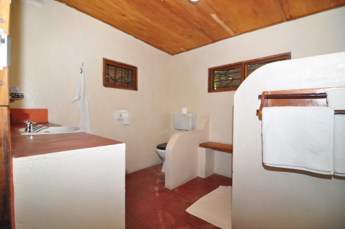 ngala beach lodge badkamer.png