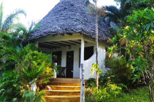 bagamoyo travellers lodge huisje buitenkant.png