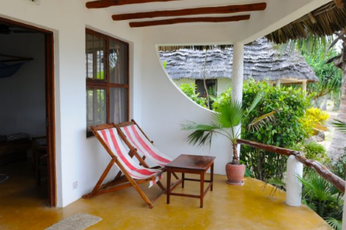 bagamoyo travellers lodge huisje terras.png