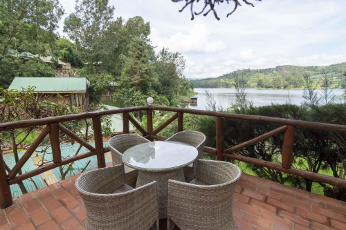 lake bunyonyi overland resort zitje buiten.png