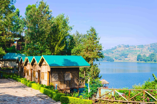 lake bunyonyi overland resort huisjes aan het water.png