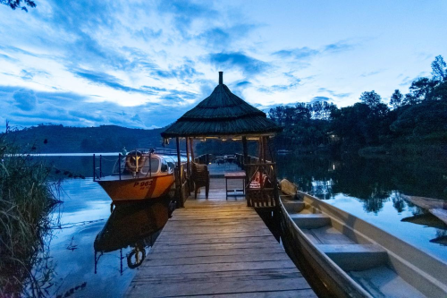lake bunyonyi overland resort avond.png