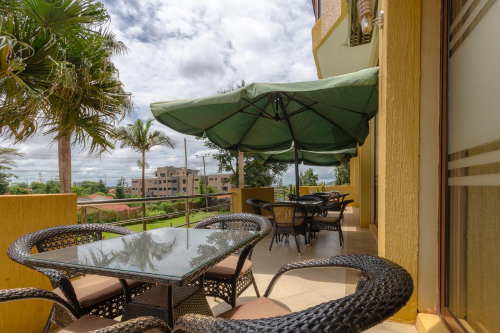 hillside plaza hotel buitenterras.png