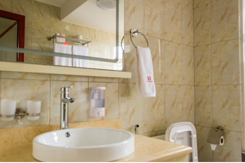 hillside plaza hotel badkamer.png