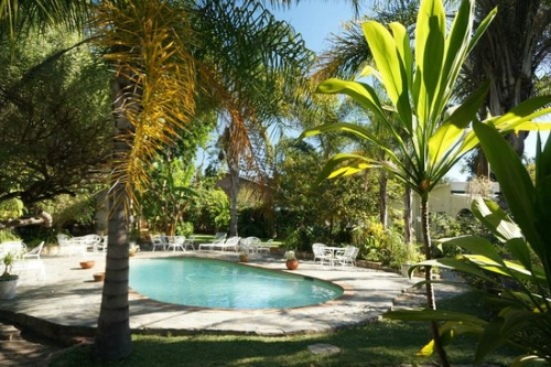 travellers guest house zwembad.png