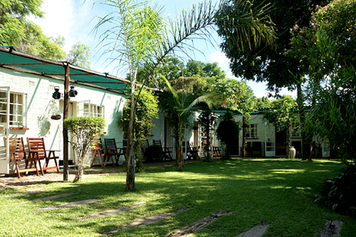 travellers guest house tuin.png