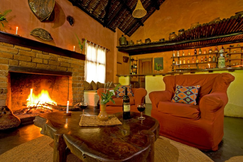 moivaro coffee plantation lodge zitje bij openhaard.png