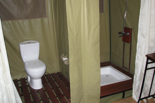 kisura serengeti camp badkamer.png