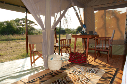 kisura serengeti camp terrasje bij tent 2.png