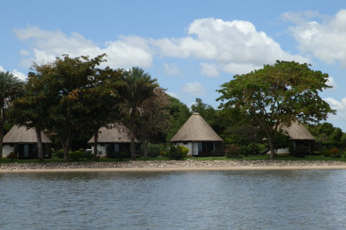 speke bay lodge huisjes vanaf water.png