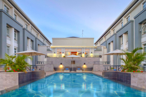 eka hotel nairobi zwembad.png