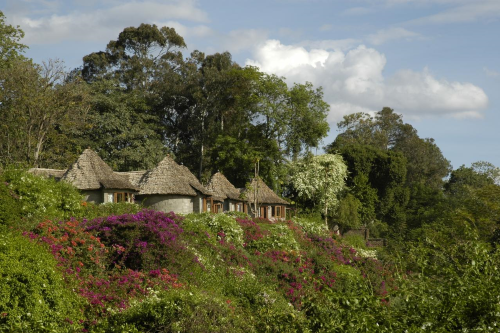 arusha serena hotel rondavels buitenkant.png