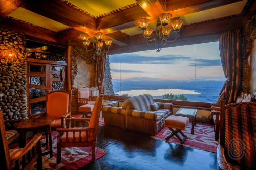 ngorongoro serena safari lodge uitzicht binnen op crater.png