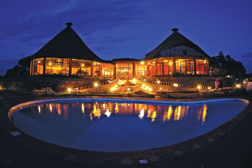 ngorongoro sopa lodge zwembad  in de avond.png
