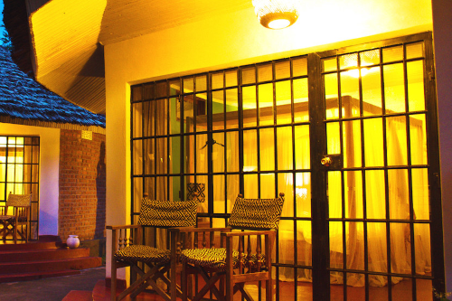 ilboru safari lodge terrasje bij kamer.png