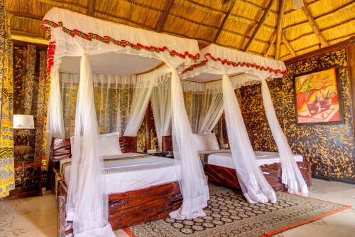 manyara wildlife safari camp chalet van binnen.png